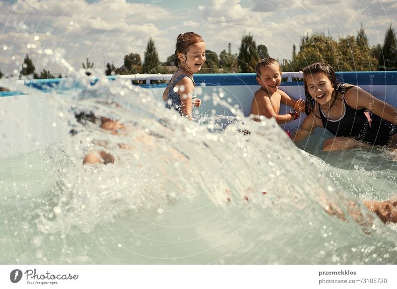 Kinder beim Plantschen im Pool Lifestyle Freude Glück Erholung Schwimmbad Spielen Ferien & Urlaub & Reisen Sommer Sommerurlaub Mensch Mädchen Junge