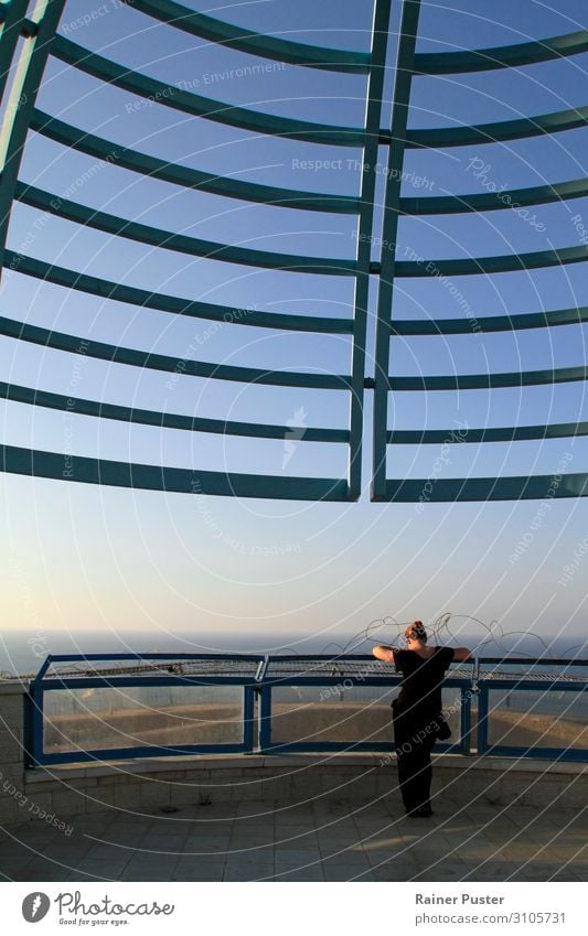 Eine Frau steht bei sonnigem Himmel an einem Ausguck zum Meer feminin Erwachsene Wolkenloser Himmel Tel Aviv Israel Aussicht lesen Farbfoto Außenaufnahme