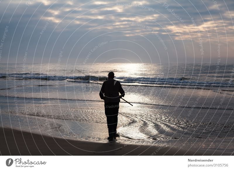 Der Angler am Meer Gegenlicht Sonnenlicht Silhouette Kontrast Abend Dämmerung Licht Textfreiraum oben Textfreiraum rechts Textfreiraum links Außenaufnahme