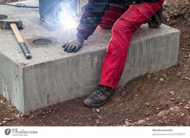 Schweißarbeiten und Tiefbau auf einer Großbaustelle Arbeit & Erwerbstätigkeit Beruf Handwerker Arbeitsplatz Baustelle Wirtschaft Industrie Werkzeug Hammer