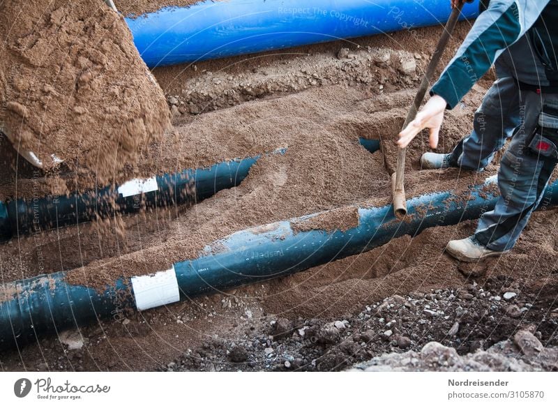 Verlegen von Rohrleitungen im Tiefbau Arbeit & Erwerbstätigkeit Beruf Handwerker Arbeitsplatz Baustelle Wirtschaft Güterverkehr & Logistik Energiewirtschaft