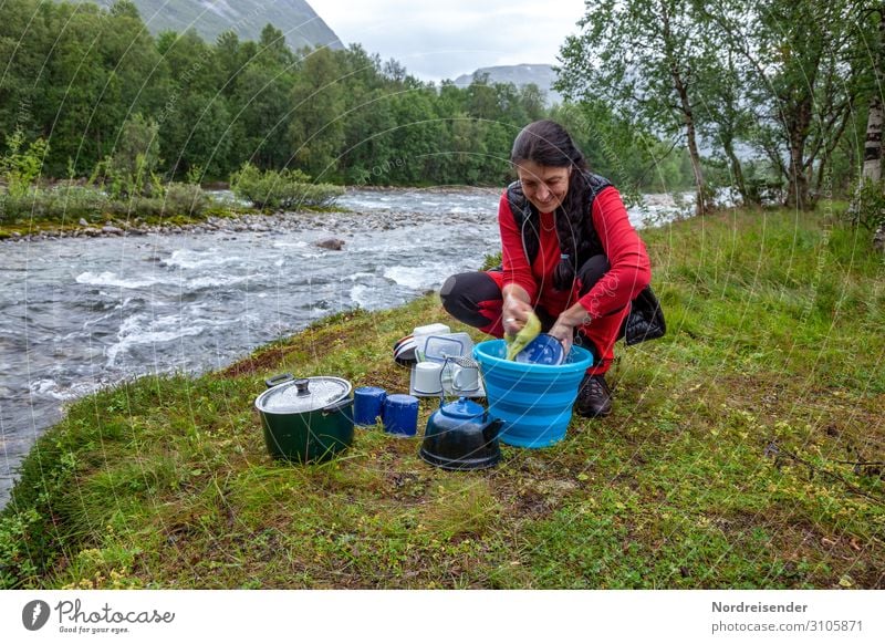 Abwasch in der Wildnis Geschirr Teller Topf Tasse Lifestyle Ferien & Urlaub & Reisen Abenteuer Freiheit Camping wandern Mensch feminin Frau Erwachsene Natur