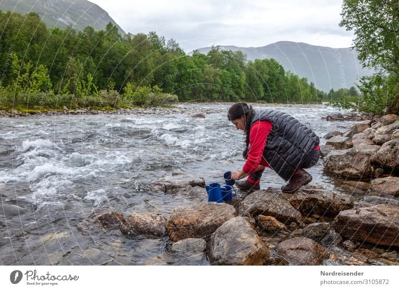 Outdoor Geschirr Teller Tasse Ferien & Urlaub & Reisen Abenteuer Freiheit Camping wandern Mensch feminin Frau Erwachsene Natur Landschaft Urelemente Wasser