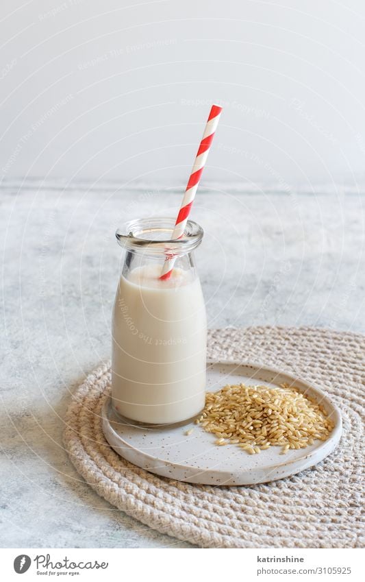 Vegane Reismilch, milchfreie Alternativmilch Gemüse Ernährung Frühstück Vegetarische Ernährung Diät Getränk Flasche Löffel Tisch frisch natürlich weiß melken