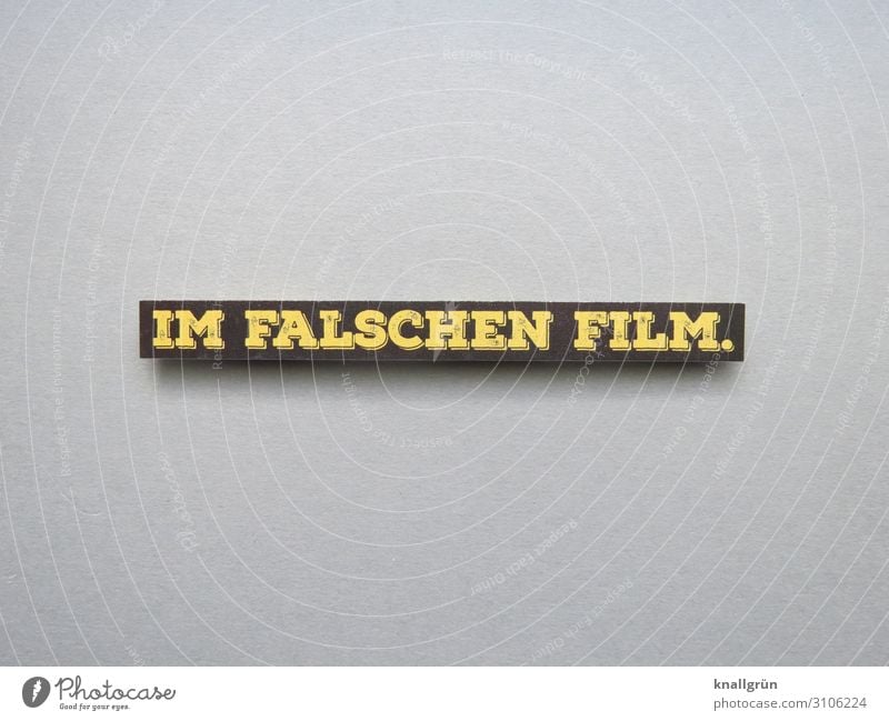 Im falschen Film Kommunizieren Gefühle verkehrt verwirrt Sprache Studioaufnahme Satz Wort Buchstaben Typographie Schriftzeichen Kommunikation