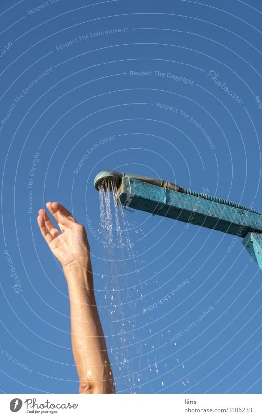 duschen am Strand Ferien & Urlaub & Reisen Tourismus Sonne Mensch Leben Arme 1 Körperpflege Unter der Dusche (Aktivität) Stranddusche Farbfoto Außenaufnahme