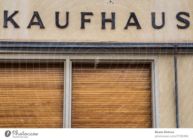 Gesicherte Zone (3) kaufen Kaufhaus Wirtschaft Unternehmen Fußgängerzone Haus Bauwerk Gebäude Ladengeschäft Mauer Wand Fassade Schaufenster Rollladen Zeichen