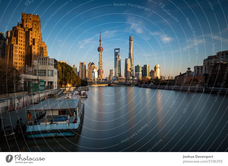 Spätnachmittag in Shanghai Stadt Stadtzentrum Skyline Bauwerk Gebäude Architektur Sehenswürdigkeit Wahrzeichen Bekanntheit neu China Pu Dong Asien