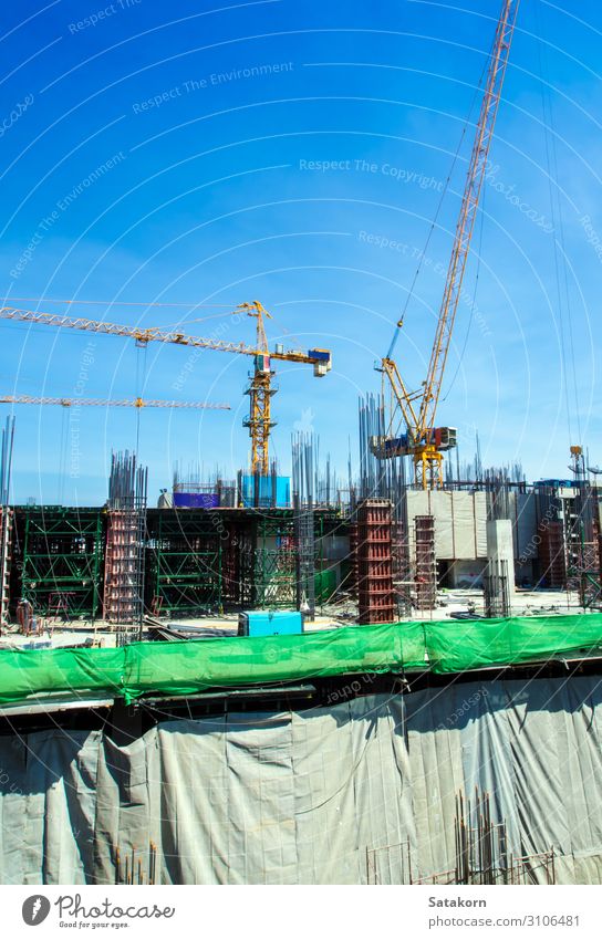 Das Gebäude im Bau auf der Baustelle Arbeit & Erwerbstätigkeit Industrie Business Maschine Baumaschine Himmel Beton Stahl blau Stadt Konstruktion Kranich Höhe