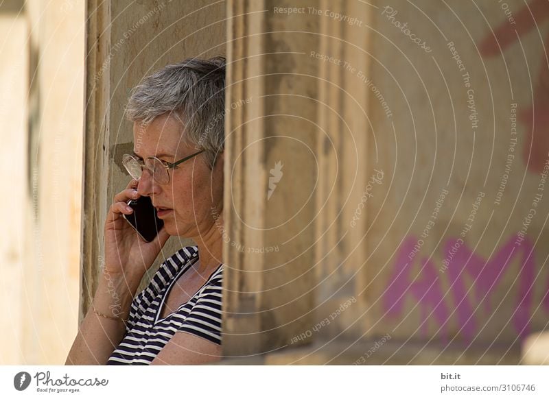 Telefonat Handy Technik & Technologie Mensch feminin Frau Erwachsene Kopf Kommunizieren Farbfoto Außenaufnahme Textfreiraum rechts Textfreiraum Mitte