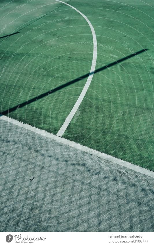 grüner Fußballplatz mit weißen Linien im Stadion Spielfeld leer Fußballtor Gerichtsgebäude Spielen Tor Sport Mark Gras Boden Spielplatz Außenaufnahme