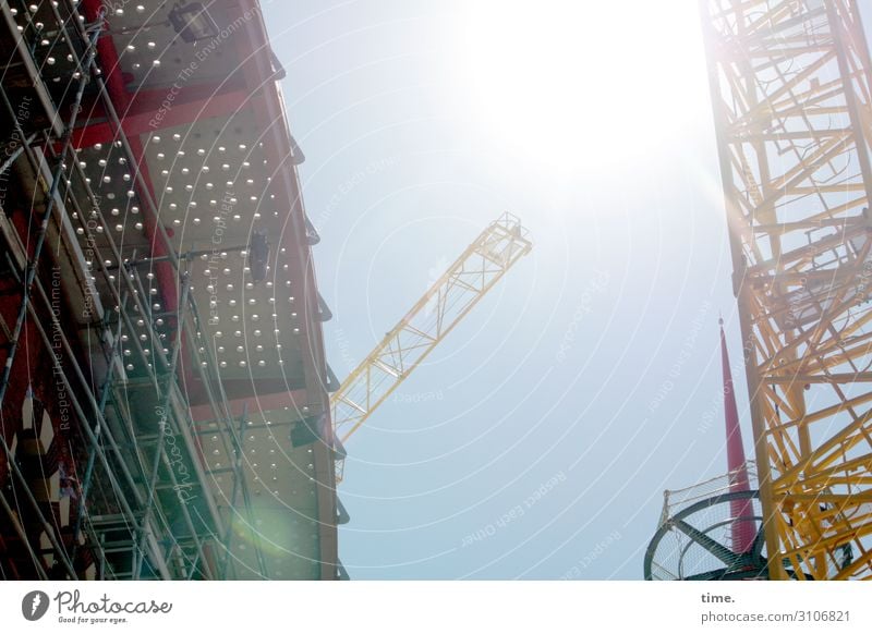 Mittagspause Arbeit & Erwerbstätigkeit Arbeitsplatz Baustelle Kran Gerüst Handwerk Himmel Sonne Schönes Wetter Barcelona Stadtzentrum Haus Hochhaus heiß hell