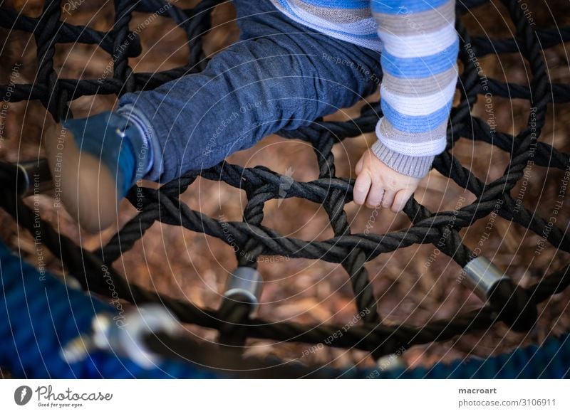 schaukeln festhalten Kind Kinderhand Hand Kleinkind Kette Metall Spielplatz Nahaufnahme Halt Sicherheit Detailaufnahme Makroaufnahme blond fingerchen Kindheit