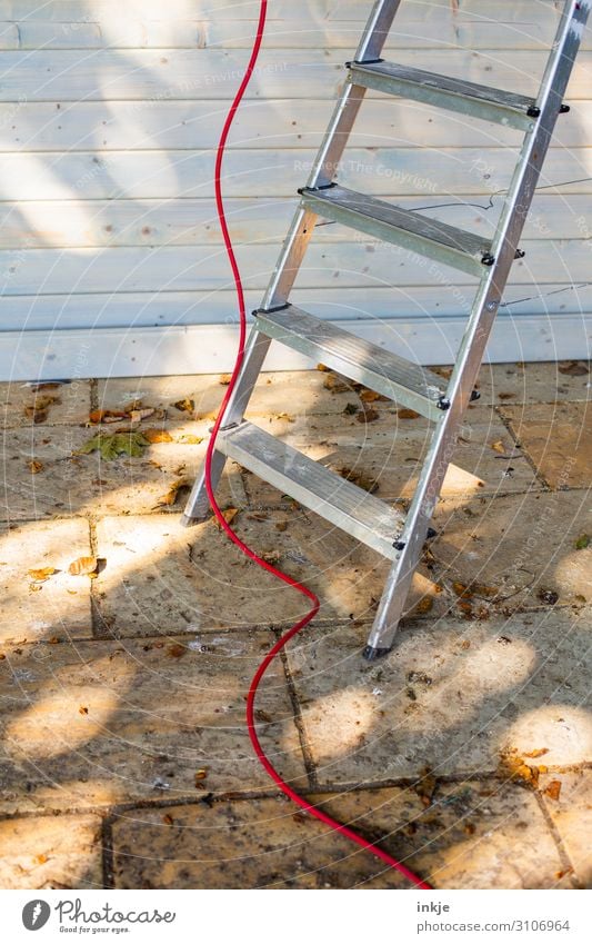 Dacharbeiten Baustelle Kabel Leiter Menschenleer Fassade Terrasse Fliesen u. Kacheln authentisch dreckig rot oben unten Arbeit & Erwerbstätigkeit Metall Niveau