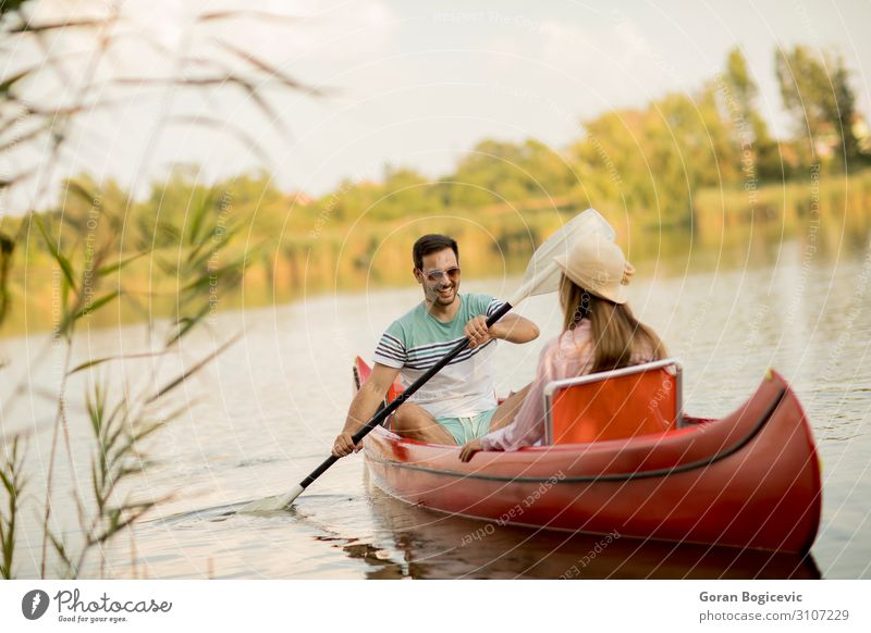 Liebenswertes Paar beim Rudern auf dem See Lifestyle Freude Glück Erholung Freizeit & Hobby Ferien & Urlaub & Reisen Tourismus Sommer Sport Mensch Frau