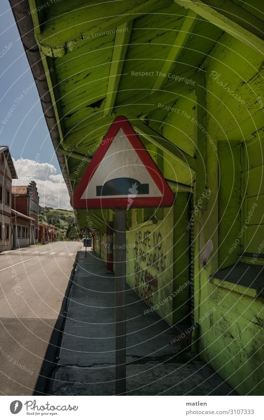 Bodenwelle Kleinstadt Menschenleer Haus Industrieanlage Gebäude Mauer Wand Dach Straße blau braun grün rot weiß Verkehrszeichen Bodenerhebung Laderampe Farbfoto