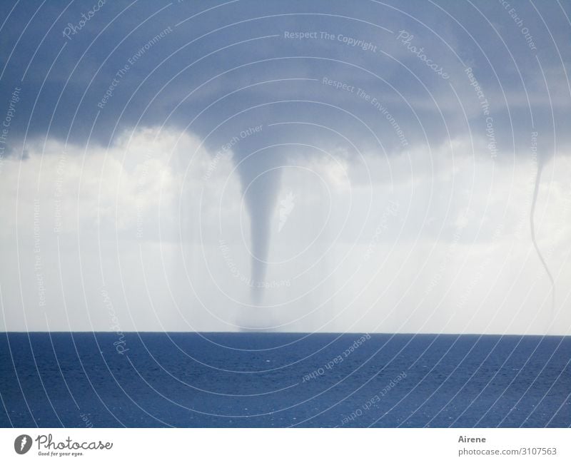 Sturmwarnung Himmel Wolken Gewitterwolken Wetter Meer Wirbelsturm toben Aggression dunkel gigantisch maritim natürlich blau grau Angst gefährlich Gewalt