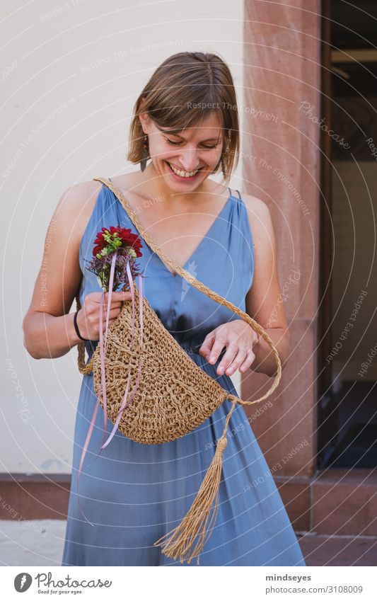 Junge Frau im Kleid lacht und schaut in ihre Tasche elegant Stil Feste & Feiern Hochzeit Jugendliche 1 Mensch 18-30 Jahre Erwachsene Blumenstrauß festhalten