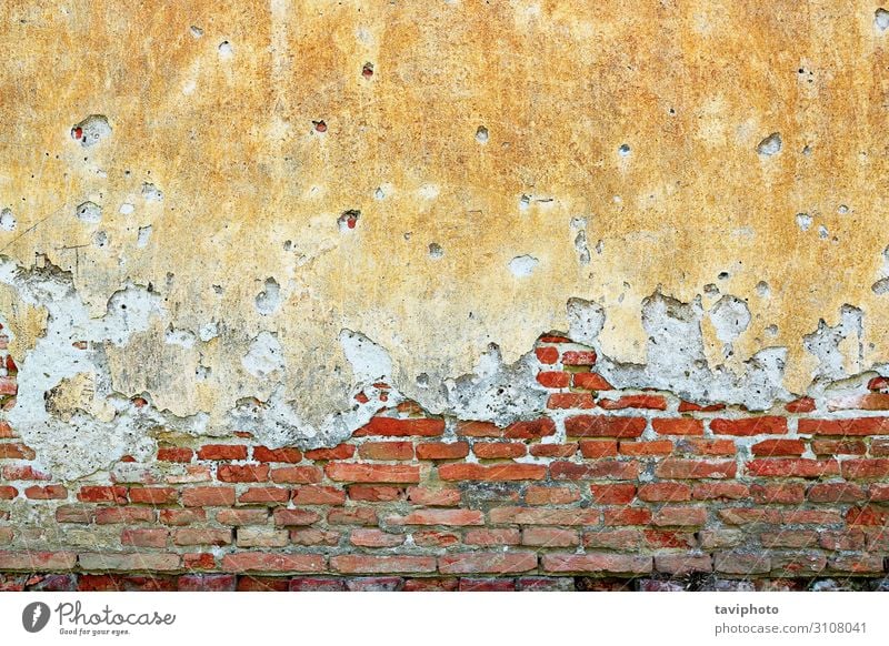 gerissene Putzschicht auf dem alten Haus Design Gebäude Architektur Stein Beton dreckig retro braun rot Zerstörung Grunge Hintergrund verputzen Konsistenz