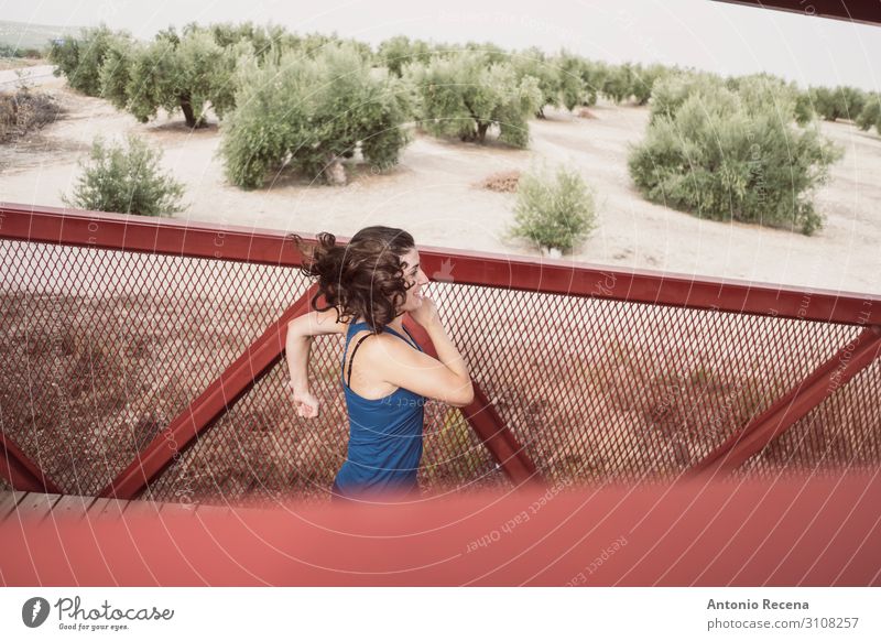 mittlere erwachsene Frau, die auf einer Brücke läuft. Lifestyle Sport Erwachsene Baum Fußgänger Geschwindigkeit rennen 30s mittlere erwachsene Person Sprint