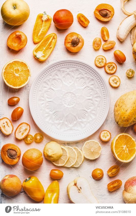 Gelbes und oranges Obst und Gemüse um weißer Platte Lebensmittel Frucht Orange Teller Stil Design Gesunde Ernährung trendy gelb Papaya Hintergrundbild Mango