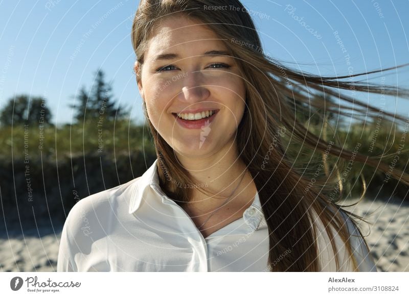 Portrait einer jungen Frau vor einer Düne Freude schön Leben Wohlgefühl Sommer Sommerurlaub Sonne Strand Stranddüne Junge Frau Jugendliche Gesicht 18-30 Jahre