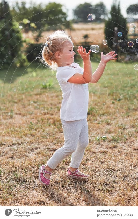 Kleines Mädchen spielt mit Seifenblasen Lifestyle Freude Glück Spielen Garten Kind Kindheit 1 Mensch 30-45 Jahre Erwachsene Spielplatz genießen authentisch