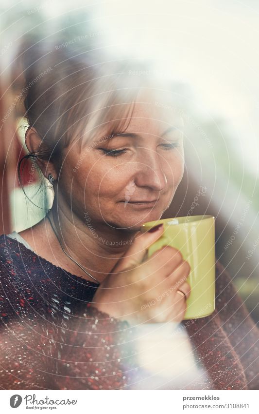 Porträt einer Frau, die einen Kaffee trinkt. Echte Menschen, authentische Situationen trinken Tee Erholung Junge Frau Jugendliche Erwachsene 1 30-45 Jahre