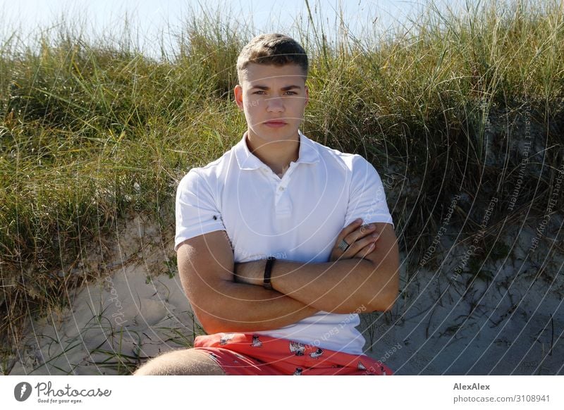 Gegenlichtportrait eines jungen Mannes vor einer Stranddüne Lifestyle schön sportlich Sommer Sommerurlaub Düne Junger Mann Jugendliche 13-18 Jahre Landschaft