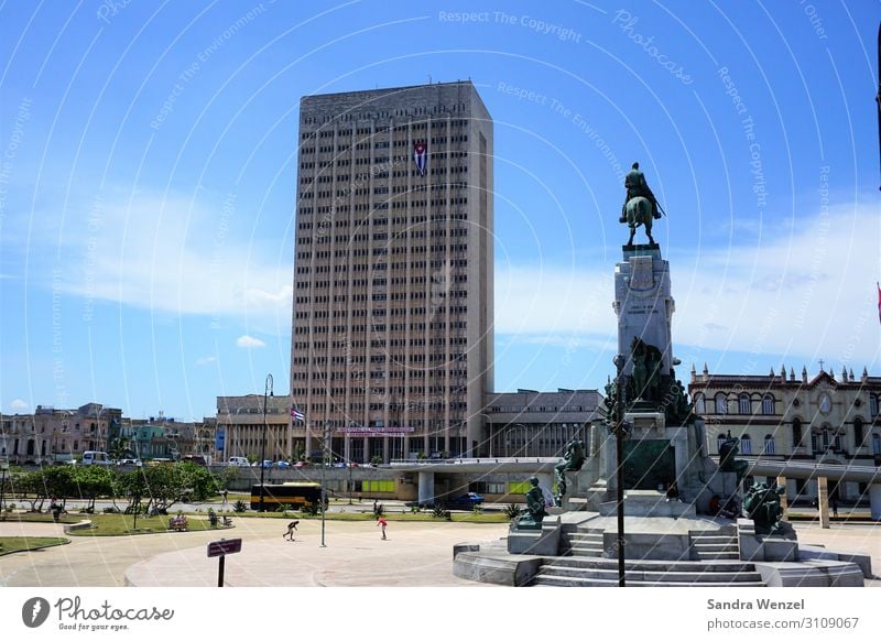 Hochhaus in Havanna Kuba Hauptstadt Hafenstadt Altstadt Skyline Haus alt groß Ferien & Urlaub & Reisen Reisefotografie Farbfoto Tag