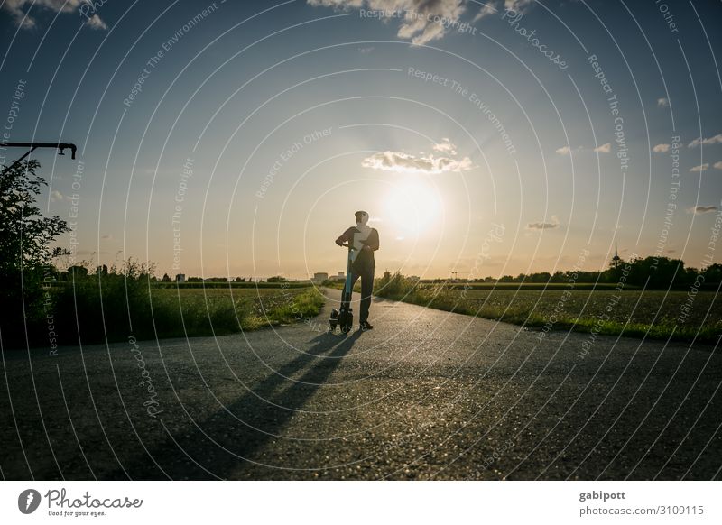 Abendrunde mit E-Roller Lifestyle Leben ruhig Freizeit & Hobby Fahrradtour Sommer Sport Technik & Technologie Energiewirtschaft Mensch maskulin Mann Erwachsene