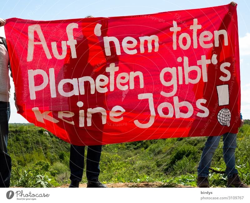 Protest gegen Braunkohle und andere Klimakiller Energiewirtschaft Kohlekraftwerk maskulin feminin 3 Mensch Wolkenloser Himmel Klimawandel Feld Zeichen