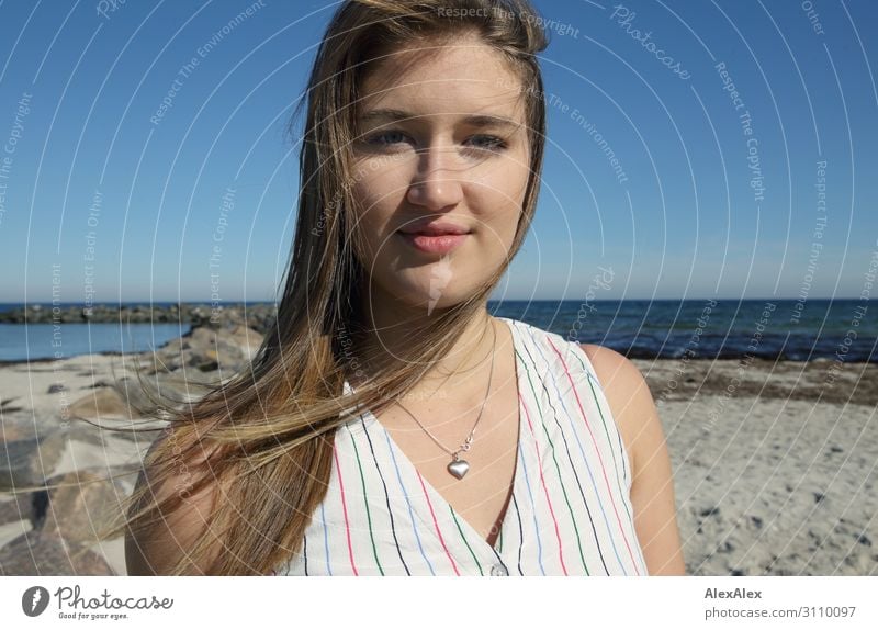 Portrait einer jungen Frau am Strand elegant Stil schön Wellness Leben Sommer Sommerurlaub Sonne Sonnenbad Meer Junge Frau Jugendliche 18-30 Jahre Erwachsene