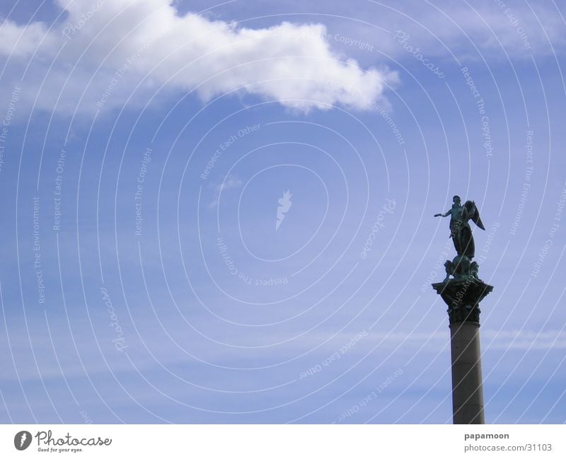 angel in the clouds Wolken Statue Säule Engel Himmel blau