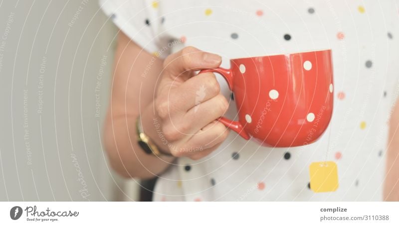 Tee-Mode Ernährung Frühstück Getränk trinken Heißgetränk Kaffee Tasse Lifestyle Stil Gesunde Ernährung harmonisch Erholung ruhig Arbeitsplatz Büro feminin Frau