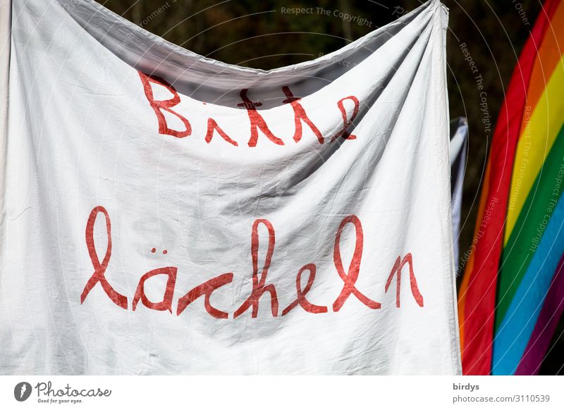 Bitte lächeln :-) Transparente Regenbogenflagge Schriftzeichen Lächeln authentisch Erfolg Freundlichkeit einzigartig positiv mehrfarbig rot weiß Sympathie