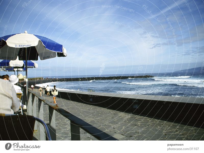 wild waves Meer Strand Terrasse Sonnenschirm Wolken Wellen Brandung Ferne Europa Bucht Wasser Aussicht blau