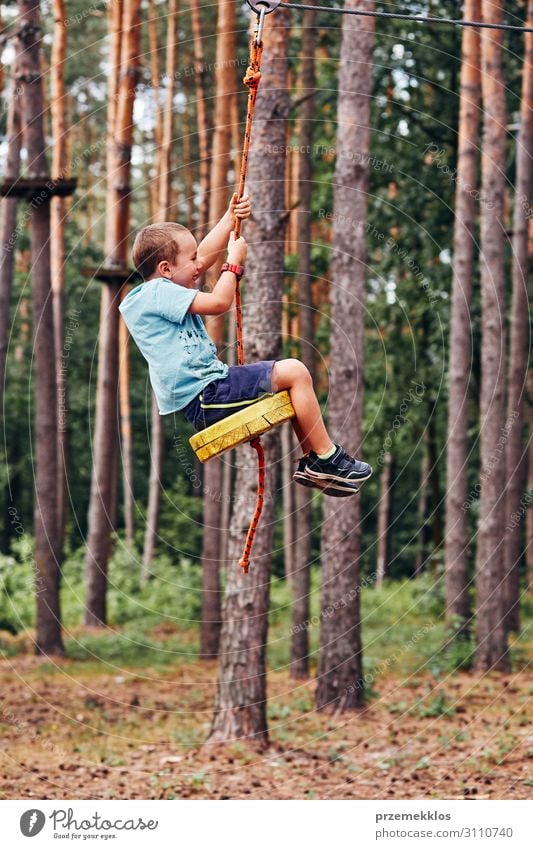 Glücklicher Junge fährt an der Seilbahn im Seilpark Freude Ferien & Urlaub & Reisen Abenteuer Sommer Kind Mensch Mann Erwachsene Kindheit 1 13-18 Jahre