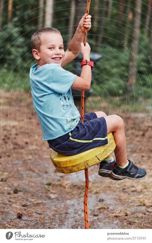 Glücklicher Junge fährt an der Seilbahn im Seilpark Freude Spielen Ferien & Urlaub & Reisen Abenteuer Sommer Kind Mensch Mann Erwachsene 1 3-8 Jahre Kindheit