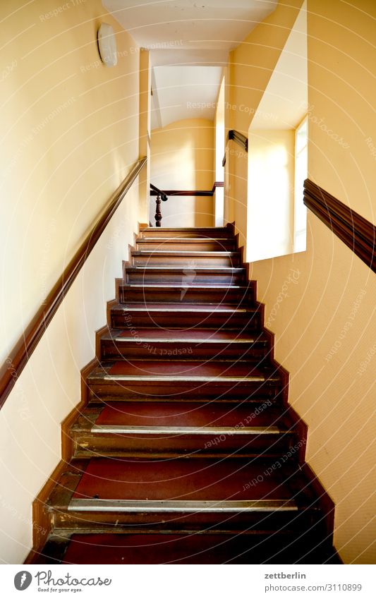 Treppe im Altbau Treppenabsatz Abstieg abwärts aufsteigen aufwärts Fenster Geländer Treppengeländer Haus Mehrfamilienhaus Menschenleer Stadthaus Niveau