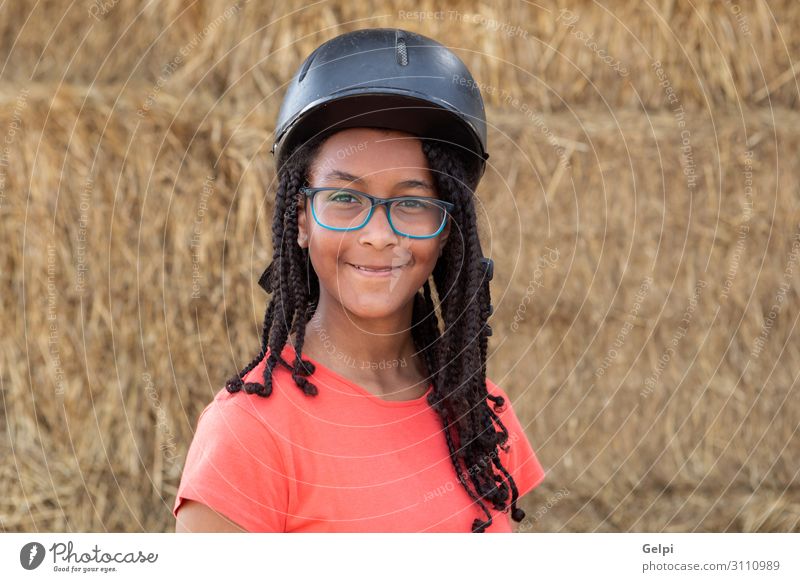 Schöner Teenager mit Helm zum Reitenlernen Lifestyle Glück Freizeit & Hobby Ferien & Urlaub & Reisen Sommer Schule Frau Erwachsene Landschaft Lächeln stehen rot