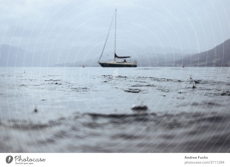 Segelboot am Attersee bei Regen Gewitter Unwetter See Wassersport Natur Landschaft Wassertropfen Gewitterwolken Sommer Wellen Seeufer Schifffahrt Bootsfahrt