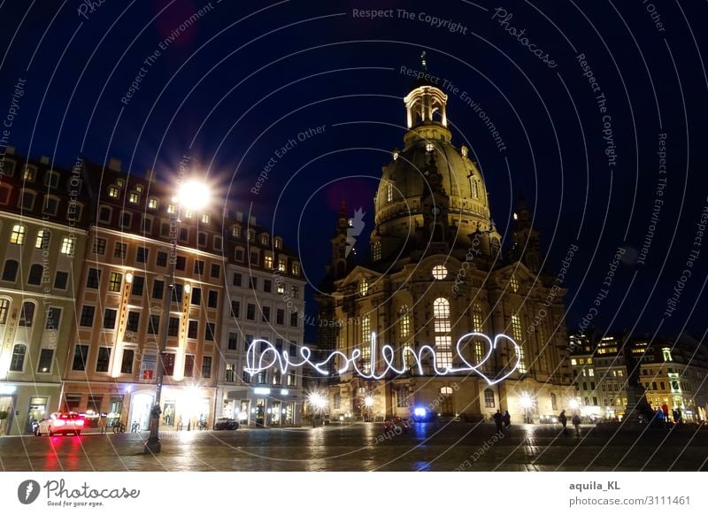 Frauenkirche in der Nacht mit dem Wort "Dresden" in die Luft geschrieben- Dresden Frauenkirche dresden bei nacht leuchtschrift abends Stadt sachsen