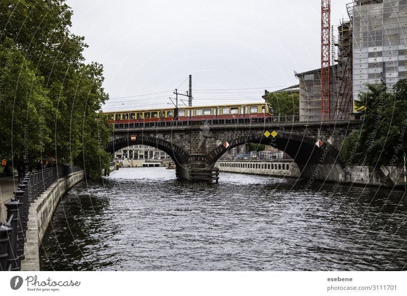 Typischer Amsterdamer Kanal schön Ferien & Urlaub & Reisen Tourismus Sommer Haus Landschaft Himmel Fluss Stadt Brücke Gebäude Architektur Fassade Straße