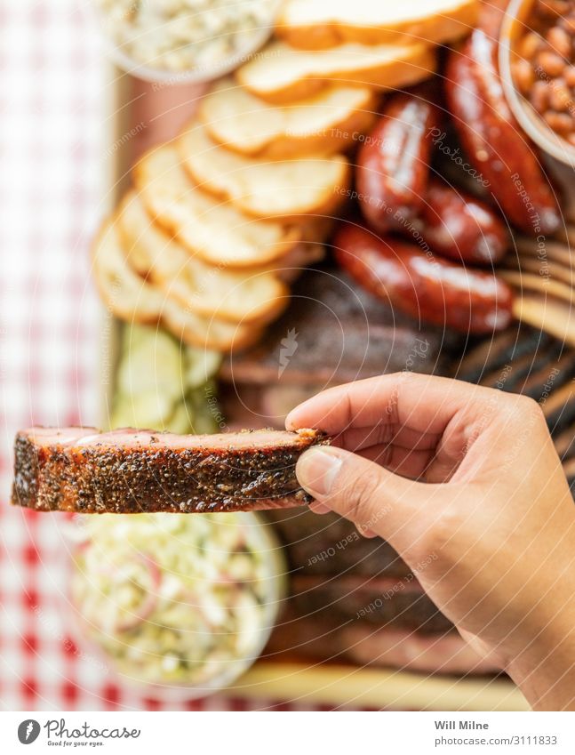 Tablett voll mit Texas Barbecue Grill Grillen Grillplatz Mittagessen Mahlzeit Fleisch Beilage Bohnen Rindfleisch Kuh Bruststück Rippen Brot Abendessen weiß