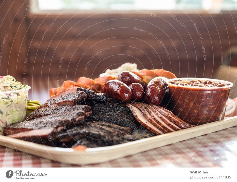 Tablett voll mit Texas Barbecue Grill Grillen Grillplatz Mittagessen Mahlzeit Fleisch Beilage Bohnen Rindfleisch Kuh Bruststück Rippen Brot Abendessen weiß