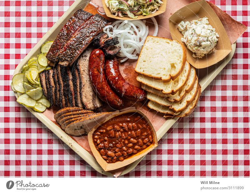 Tablett voll mit Texas Barbecue Grill Grillen Grillplatz Mittagessen Mahlzeit Fleisch Beilage Bohnen Rindfleisch Kuh Bruststück Rippen Brot Abendessen weiß