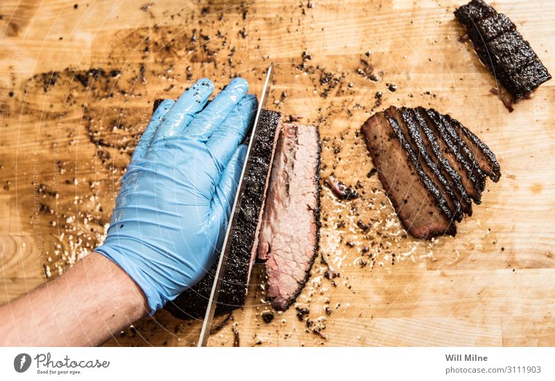 Schneiden von gegrilltem Brustkorb Grill Grillen geräuchert Fleisch geschnitten Scheibe Schneidewerkzeug Schneidebrett Essen zubereiten kochen & garen