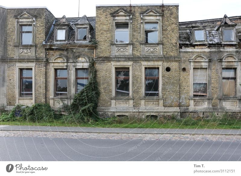 Brandenburg Dorf Stadtrand Altstadt Menschenleer Haus Mauer Wand Fassade Fenster Dach Dachrinne Antenne Straße Verfall Vergangenheit Vergänglichkeit