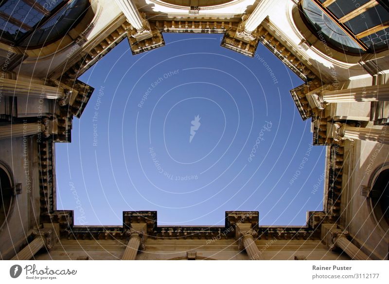 Blauer Himmel und klassische Architektur Wolkenloser Himmel Sommer Heraklion Kreta Gebäude Vergangenheit Klassik Farbfoto Außenaufnahme Textfreiraum Mitte Tag